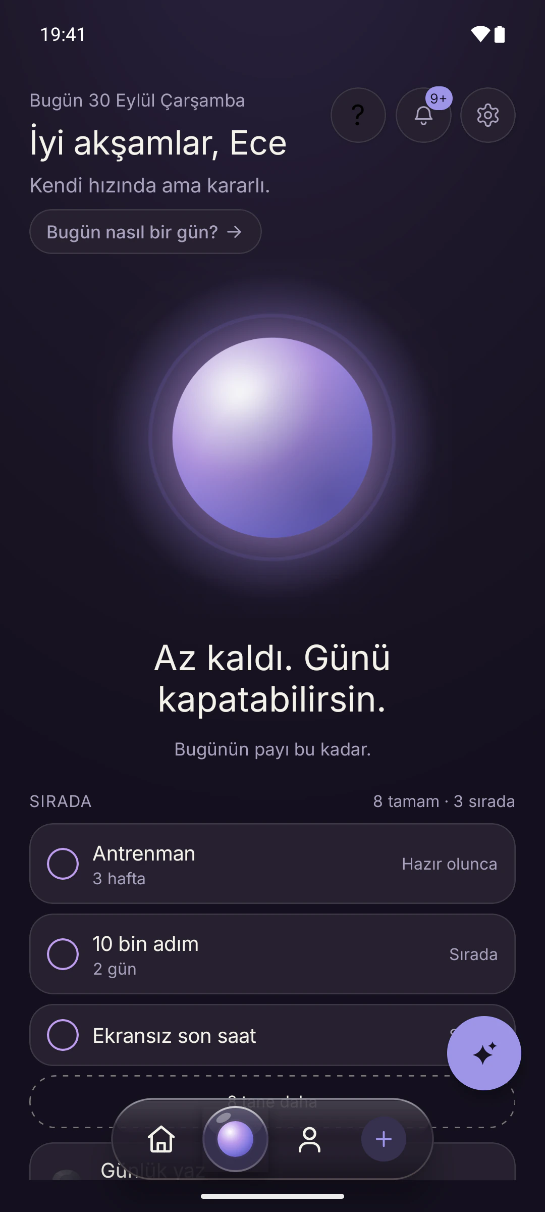 Telos Bugün ekranı: ortada parlayan mor bir ışık, üstte “İyi akşamlar, Ece” selamı, altında “Az kaldı. Günü kapatabilirsin.” yazısı ve sırada bekleyen alışkanlıklar.